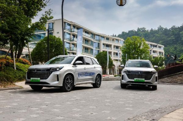 同样是插混SUV；蓝电E5定位中型才9.98万起，欧尚Z6 iDD拿什么比呢？